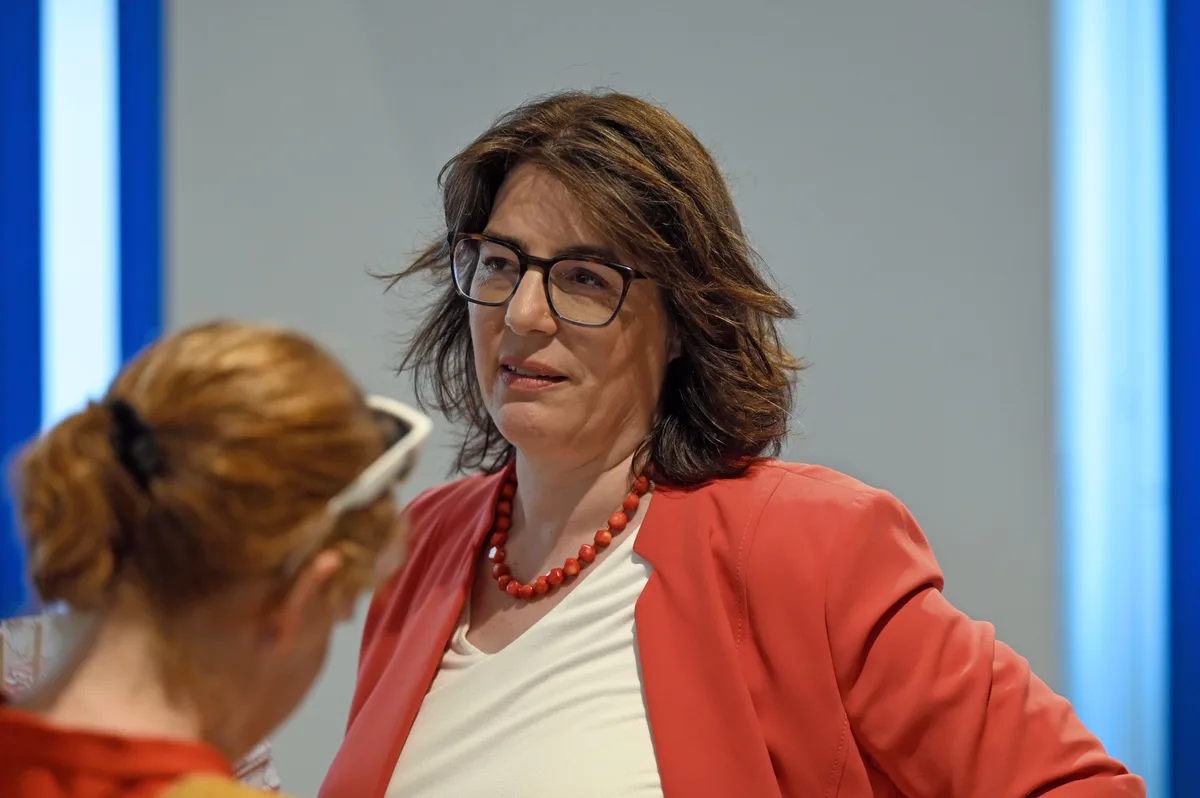 Enttäuschung, Erleichterung – oder alles zusammen? Monika Keller im roten Blazer mit gemischten Gefühlen im Gespräch.